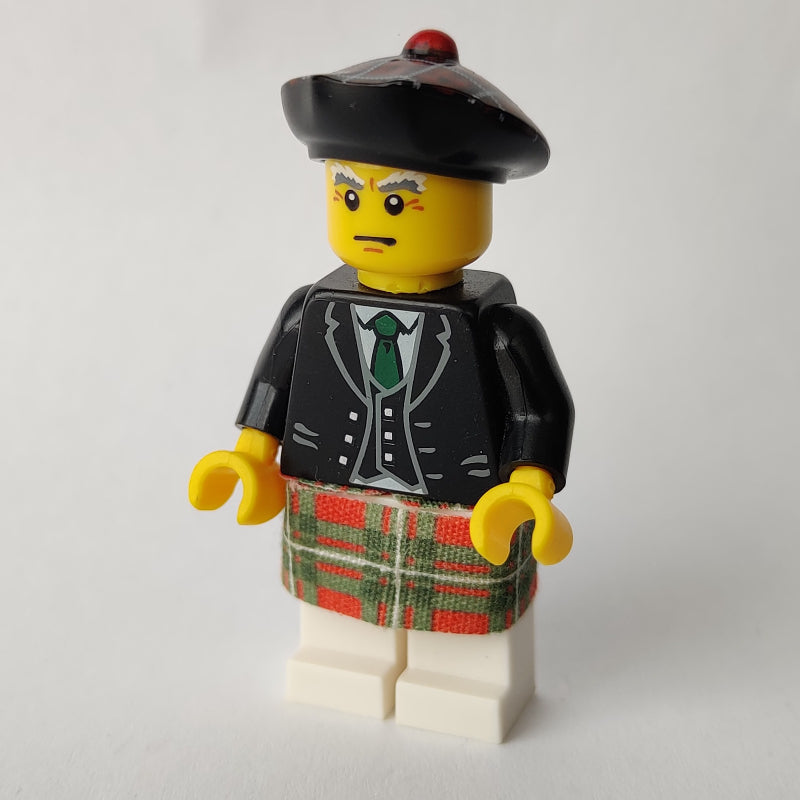 fig-000938 – Bagpiper