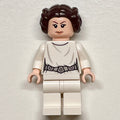 fig-002522 – Princess Leia, White Robe, Dark Brown Hair, Decorative Belt, Dual Sided Head Closed Mouth / Smile