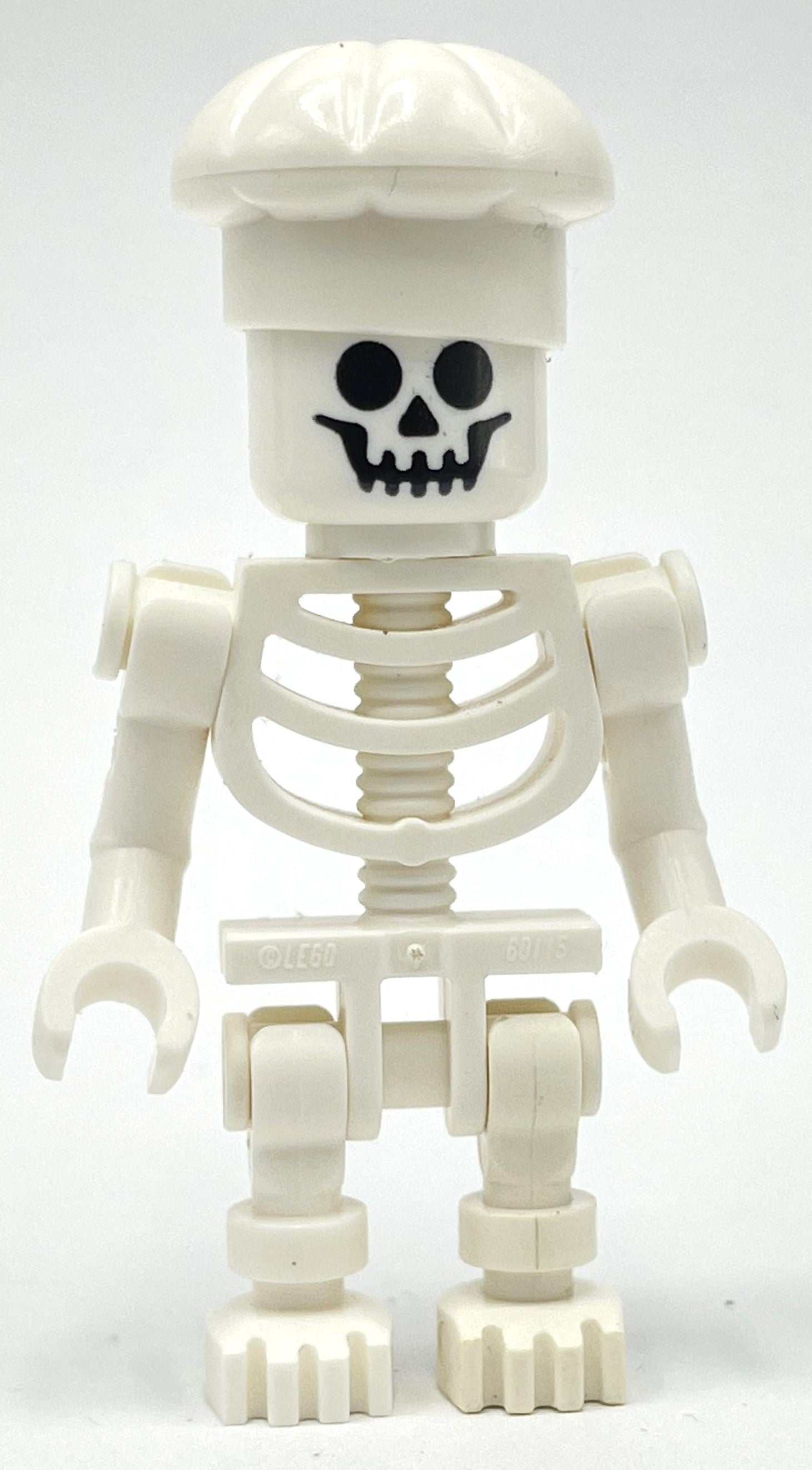 fig-002660 – Skeleton, Standard Face, Chef Hat