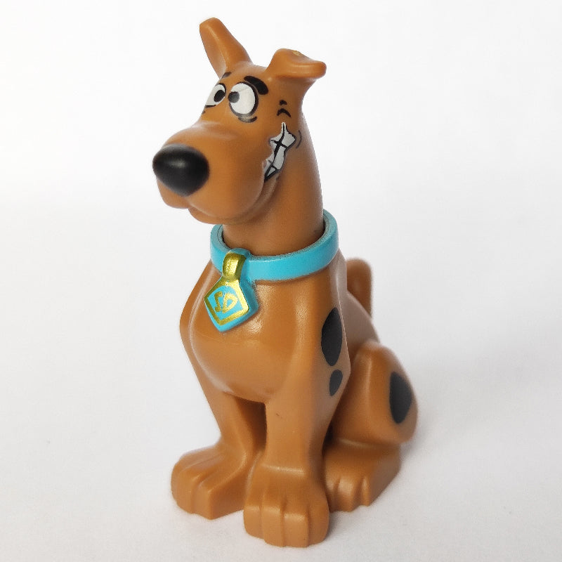 fig-003257 – Scooby-Doo Sitting Down with Scared, Clenched Teeth