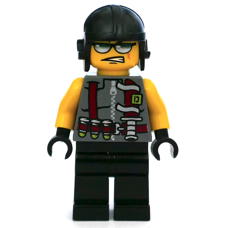 fig-003460 – Viper with Knife on Vest