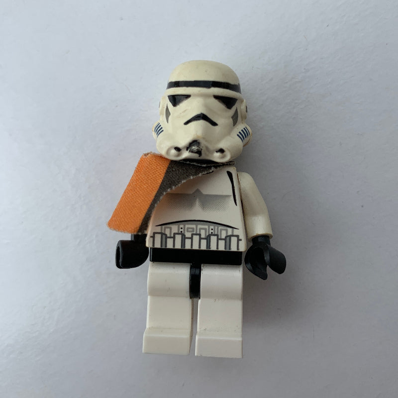 fig-003694 – Sandtrooper Squad Leader / Captain, Orange Pauldron, Neck Bracket, Plain Black Head