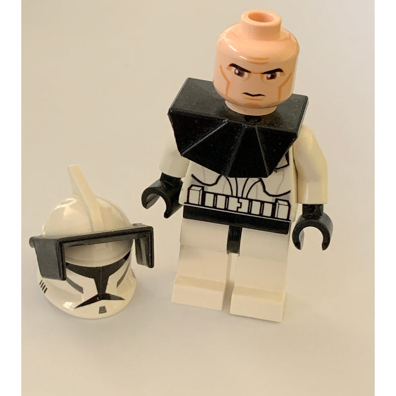 fig-003847 – Clone Commander, Black Pauldron