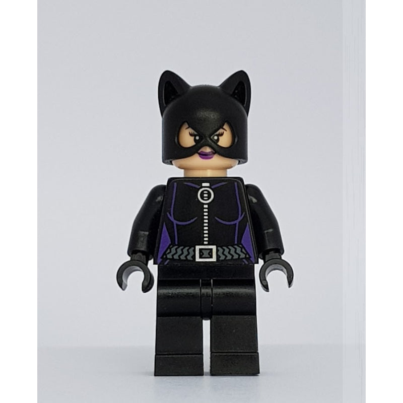 fig-004588 – Catwoman with Purple Lips