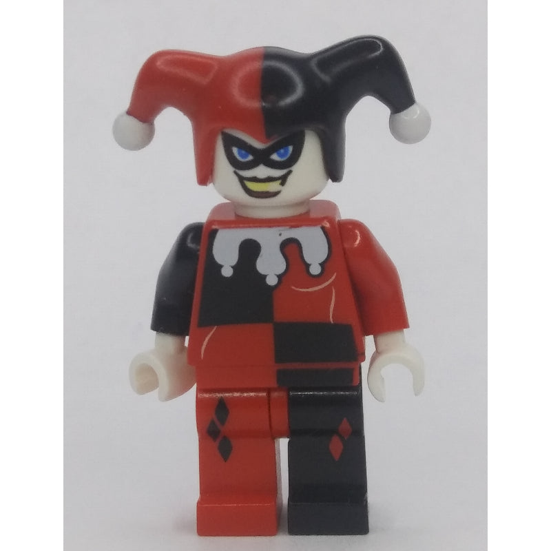 fig-005002 – Harley Quinn in Black and Red Jester Outfit with White Hands