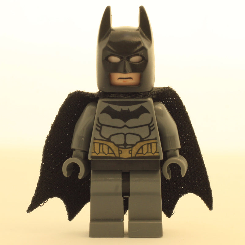 fig-005013 – Batman, Dark Bluish Gray Suit, Black Cape and Cowl, Light Nougat Head, Black Hips, Muscle Outline
