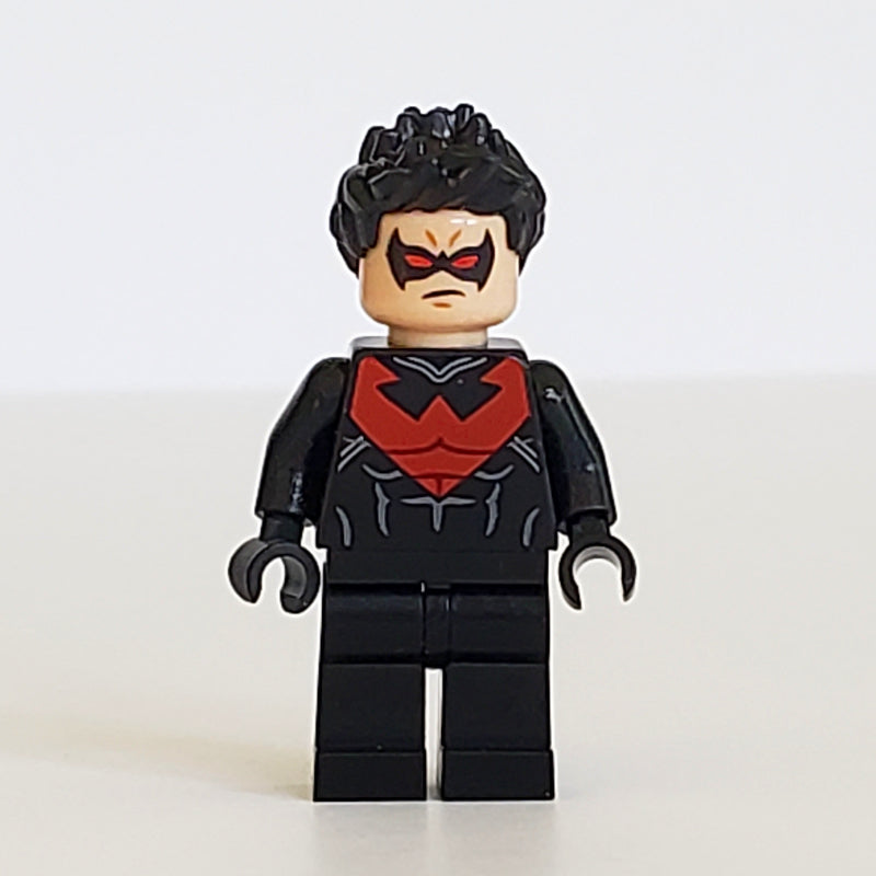 fig-005014 – Nightwing with Dark Red Eyes and Dark Red Chest Symbol
