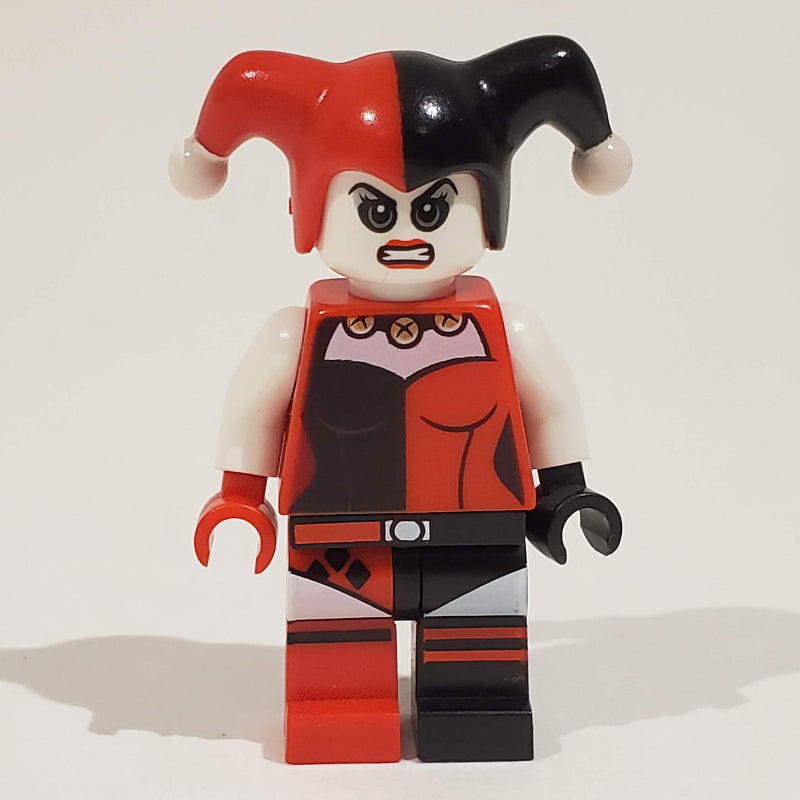 fig-005077 – Harley Quinn in Black and Red Jester Outfit with White Arms