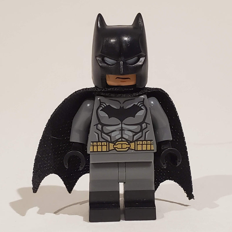 fig-005082 – Batman, Dark Bluish Gray Suit, Black Cape and Cowl, Black Head, Black Boots, Small Batman Logo