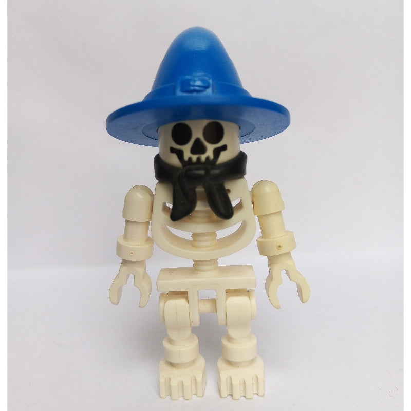 fig-005144 – Skeleton, Standard Face, Wizard Hat, Black Bandana