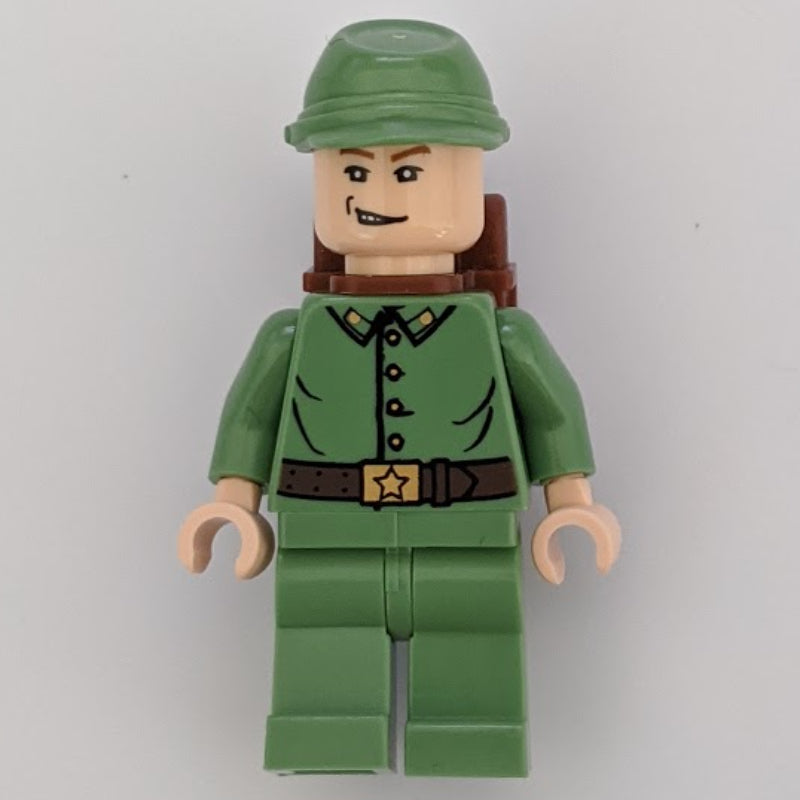 fig-005858 – Russian Guard with Backpack