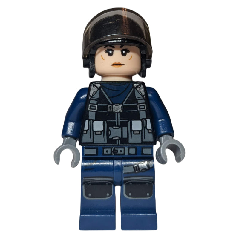 fig-005973 – Tracker in Helmet with Visor, Female