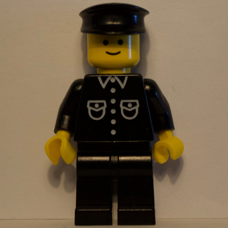 fig-008305 – Black Torso Shirt, Black Legs, Black Hat