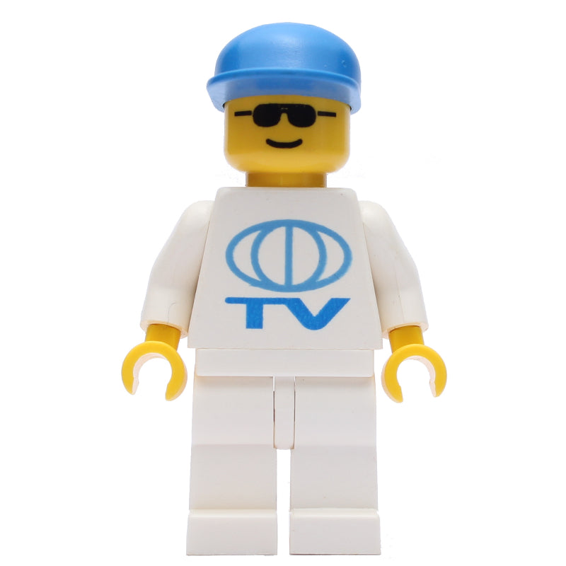 fig-008549 – Man, White Shirt with TV Logo, Blue Cap, Sunglasses