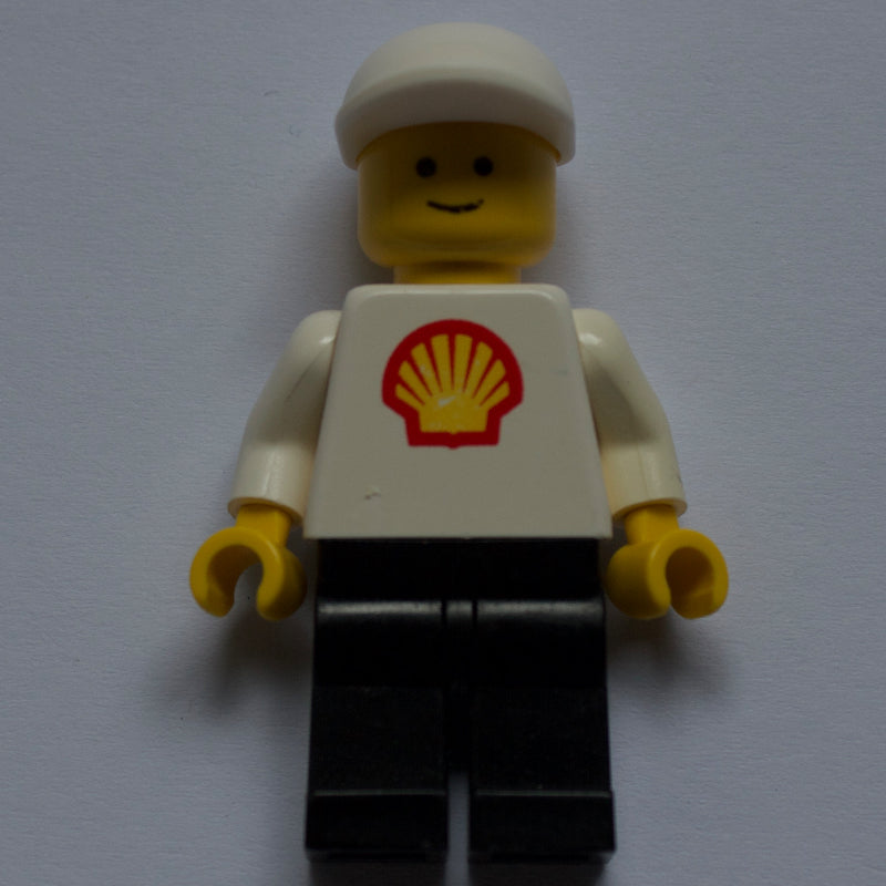 fig-008812 – Man, White Torso with Shell Logo, Black Legs, White Cap