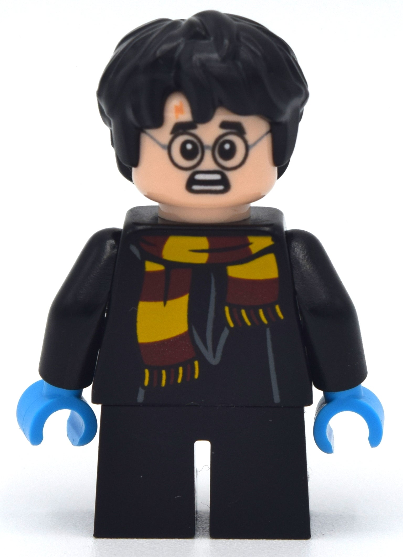 fig-008909 – Harry Potter, Long Gryffindor Robe with Scarf
