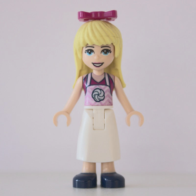 fig-008977 – Stephanie - Magenta Top, White Apron