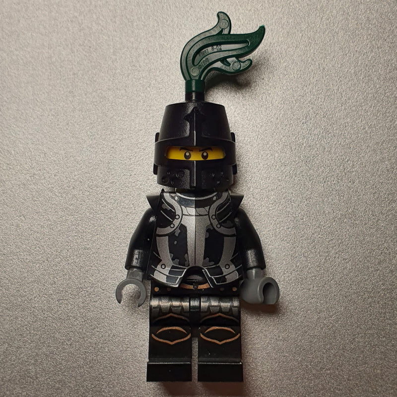 fig-010073 – Falcon Knight, Armor, Helmet with Dark Green Plume
