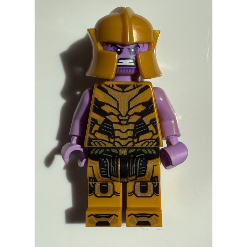 fig-011841 – Thanos, Pearl Gold Armor