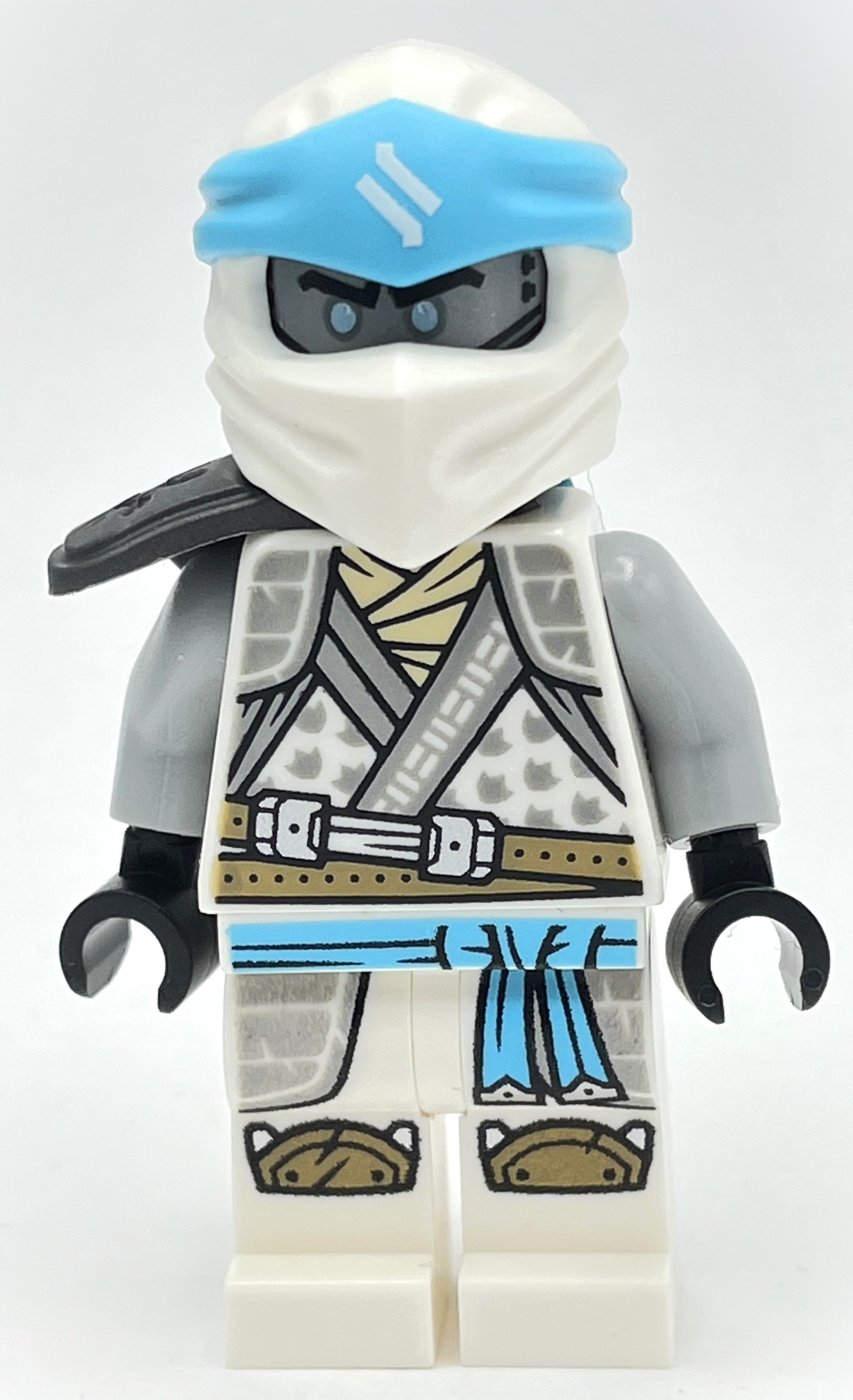 fig-012732 – Zane, Crystalized Robes, Pearl Dark Gray Shoulder Guard