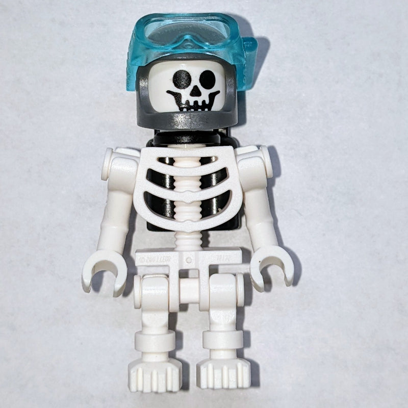 fig-012753 – Skeleton, Standard Face, Dive Helmet and Airtanks, 60115 Torso