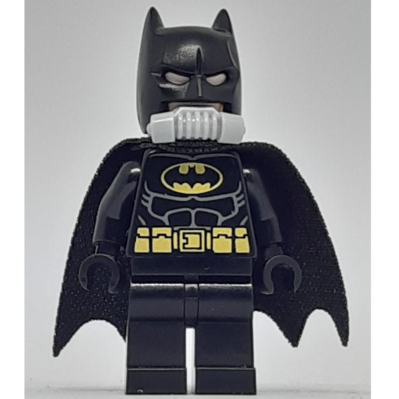 fig-013208 – Batman, Black Suit, Black Cape and Cowl, Yellow Batman Logo, Breathing Apparatus