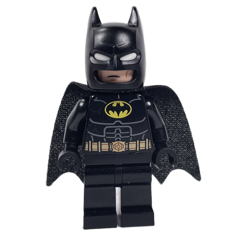 fig-013999 – Batman, Black Suit, Black Cape and Cowl, Yellow Batman Logo, White Goggles (37157 Cape)
