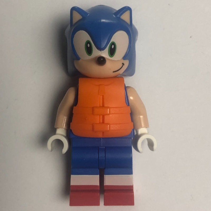 fig-015297 – Sonic the Hedgehog, Light Nougat Face, Green Eyes, Orange Life Vest