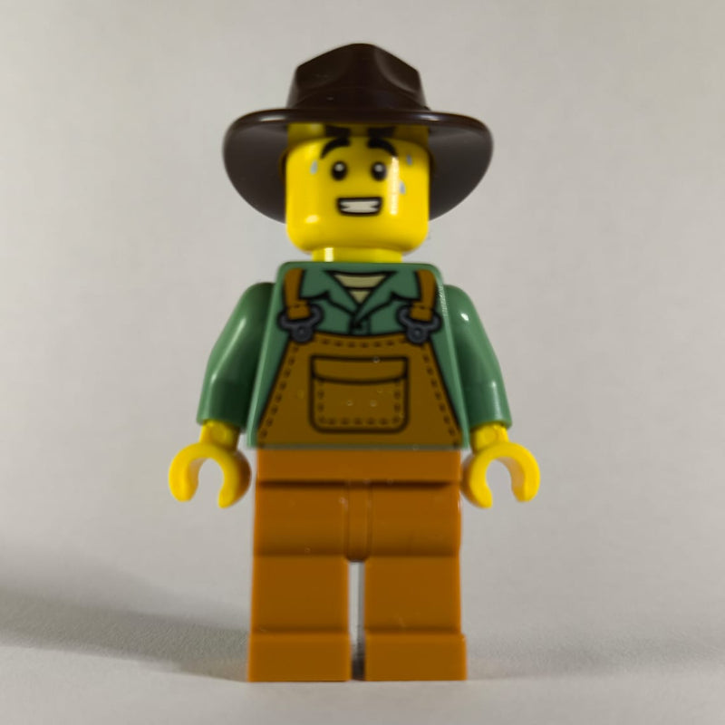 fig-016586 – Farmer, Medium Nougat Overalls, Dark Brown Hat