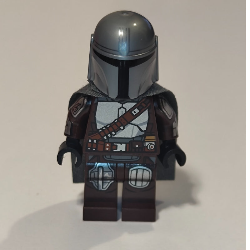 fig-017161 – The Mandalorian / Din Djarin, Dark Brown Outfit with Cape, Printed Head